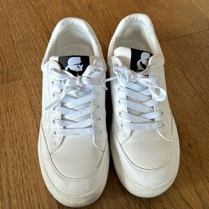 Used- Karl Lagerfeld white sneaker